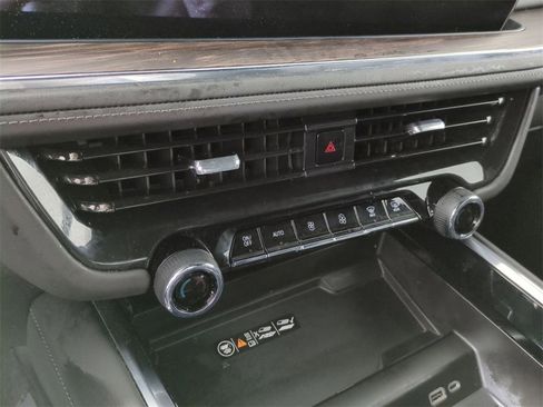 Used 2025 Chevrolet Suburban Z71 image 11