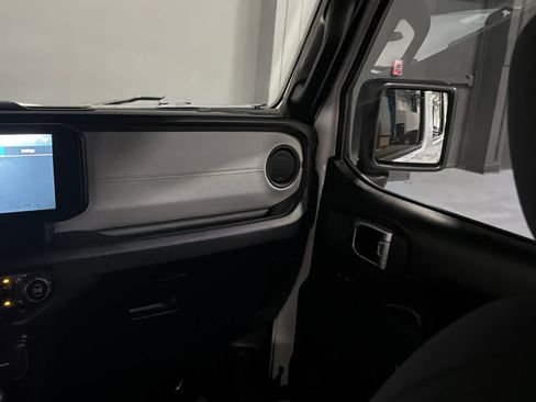 Used 2024 Jeep Wrangler Unlimited w/ Convenience Group AWD/4WD image 28