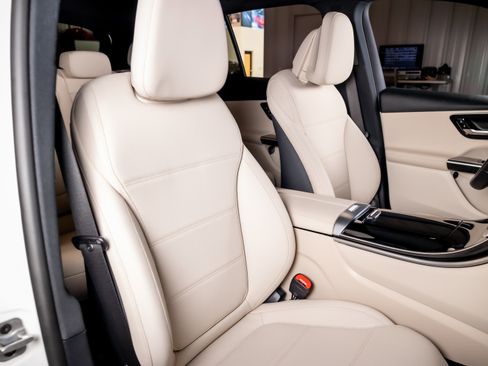 Used 2025 Mercedes-Benz GLC 300 image 17