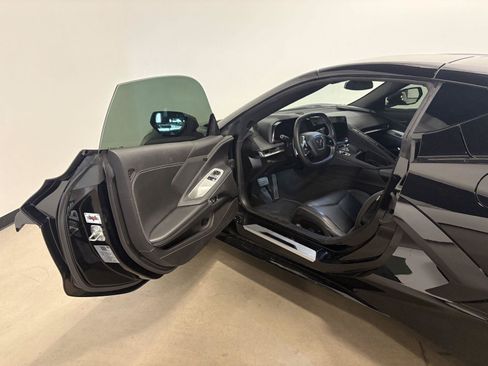 Used 2021 Chevrolet Corvette Stingray Coupe w/ Z51 Performance Package RWD image 10