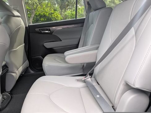 Used 2021 Toyota Highlander Limited FWD image 15