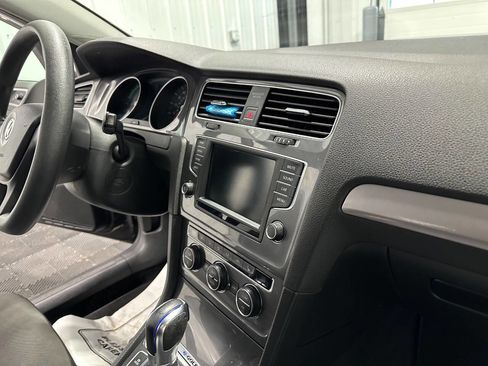 Used 2016 Volkswagen e-Golf SE w/ DC Fast Charging Package image 18