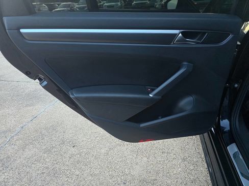 Used 2018 Volkswagen Passat 2.0T R-Line image 15