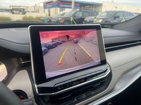 Used 2025 Jeep Compass Limited image 24