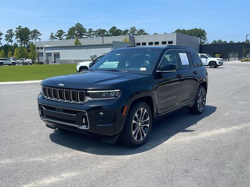 Used 2025 Jeep Grand Cherokee Overland AWD/4WD image 3