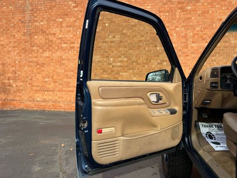Used 1995 Chevrolet Silverado 1500 4x4 Regular Cab image 21