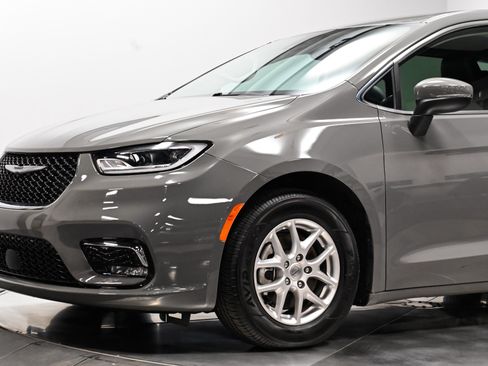 Used 2023 Chrysler Pacifica Touring-L w/ Uconnect Theater Family Group FWD image 4