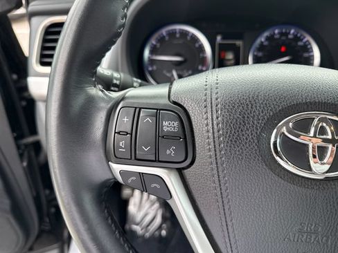 Used 2019 Toyota Highlander XLE AWD/4WD image 18