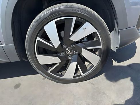 Used 2024 Volkswagen Taos SEL AWD/4WD image 11