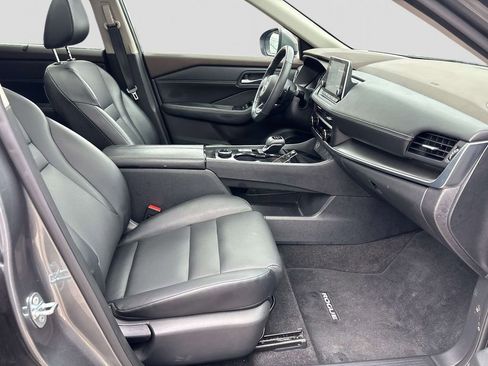 Used 2023 Nissan Rogue SV w/ SV Premium B Package image 15