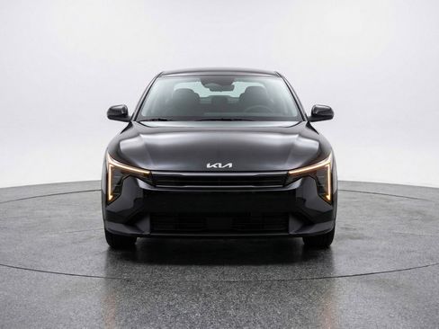 Used 2025 Kia K4 LXS image 2