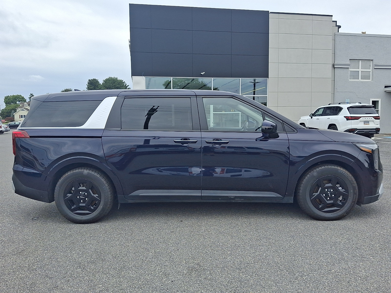 Certified 2025 Kia Carnival FWD image 7