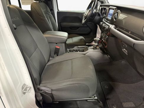 Used 2021 Jeep Wrangler Unlimited Sahara AWD/4WD image 9