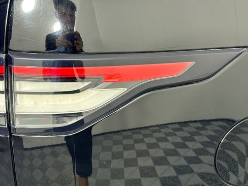 Used 2019 Land Rover Discovery SE image 33