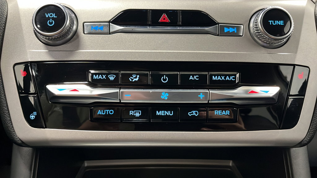 Used 2023 Ford Explorer XLT w/ Equipment Group 202A AWD/4WD image 18
