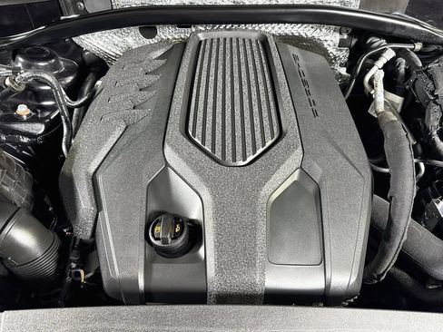 Certified 2024 Porsche Macan AWD/4WD image 28