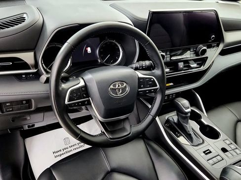 Used 2023 Toyota Highlander XLE AWD/4WD image 25