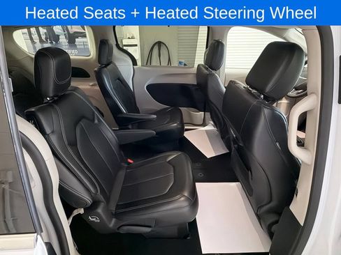 Used 2024 Chrysler Pacifica Touring-L FWD image 19
