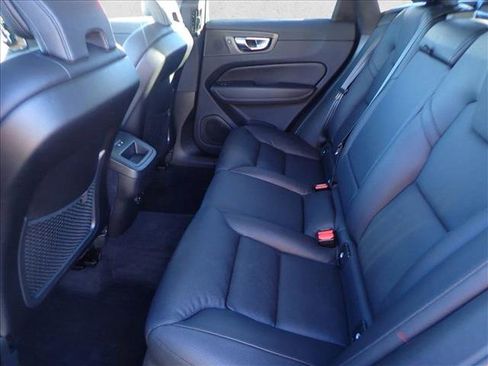 Used 2022 Volvo XC60 B5 Momentum image 10