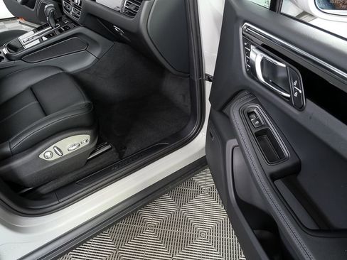 New 2026 Porsche Macan image 26