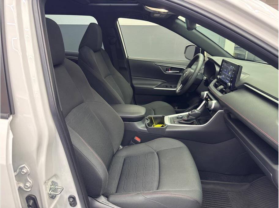 Used 2022 Toyota RAV4 SE w/ Weather & Moonroof Package AWD/4WD image 27