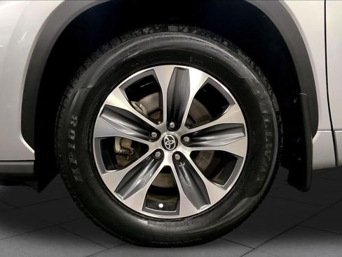Certified 2021 Toyota Highlander XLE AWD/4WD image 11