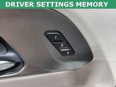 Used 2024 Chrysler Pacifica Touring-L image 11