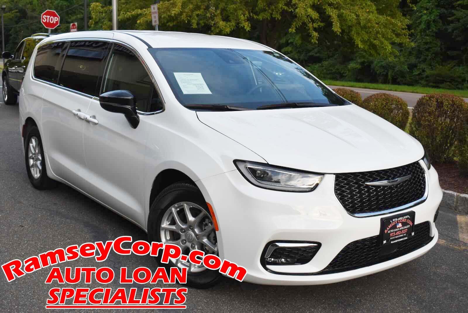 Used 2025 Chrysler Pacifica Select FWD image 1