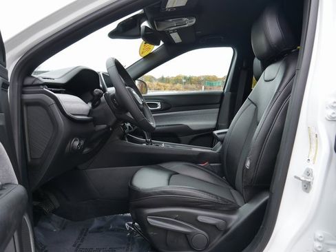 Used 2024 Jeep Compass Latitude image 12