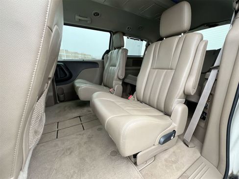 Used 2013 Chrysler Town & Country Touring-L w/ Driver Convenience Group image 19