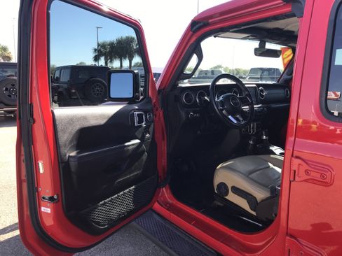 Used 2018 Jeep Wrangler Unlimited Sahara image 11