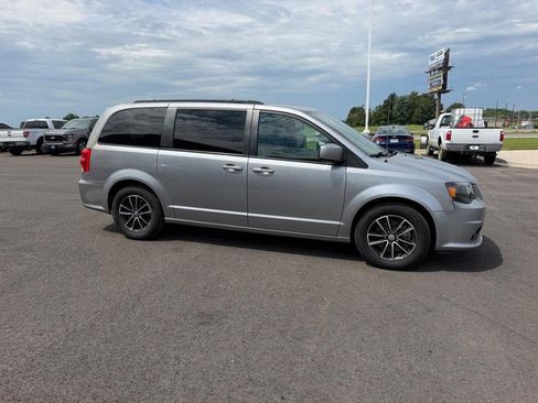 Used 2019 Dodge Grand Caravan GT FWD image 4