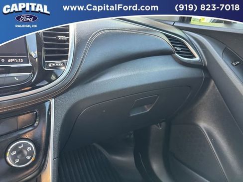Used 2021 Chevrolet Trax LT AWD/4WD image 28