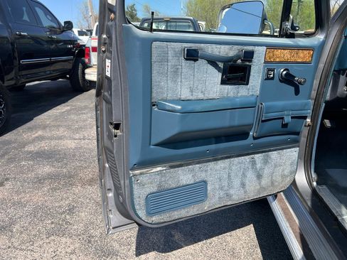 Used 1989 GMC Suburban 2500 AWD/4WD image 9