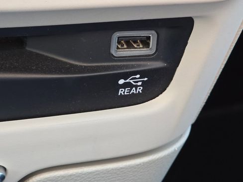 Used 2019 Chrysler Pacifica Touring-L Plus w/ Advanced Safetytec Group FWD image 11