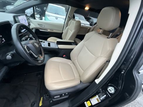 Used 2022 Toyota Sienna XLE image 8