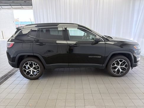 Used 2024 Jeep Compass Latitude AWD/4WD image 4