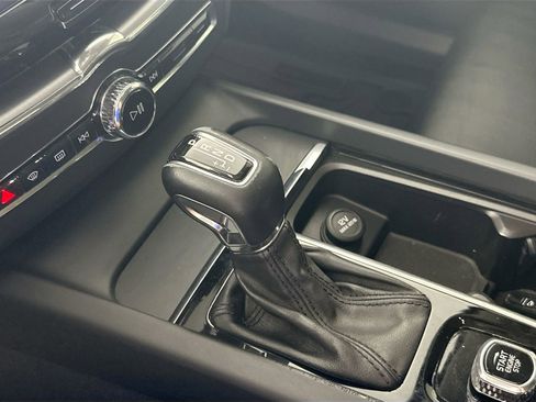 Used 2018 Volvo XC60 T6 Momentum w/ Convenience Package image 18