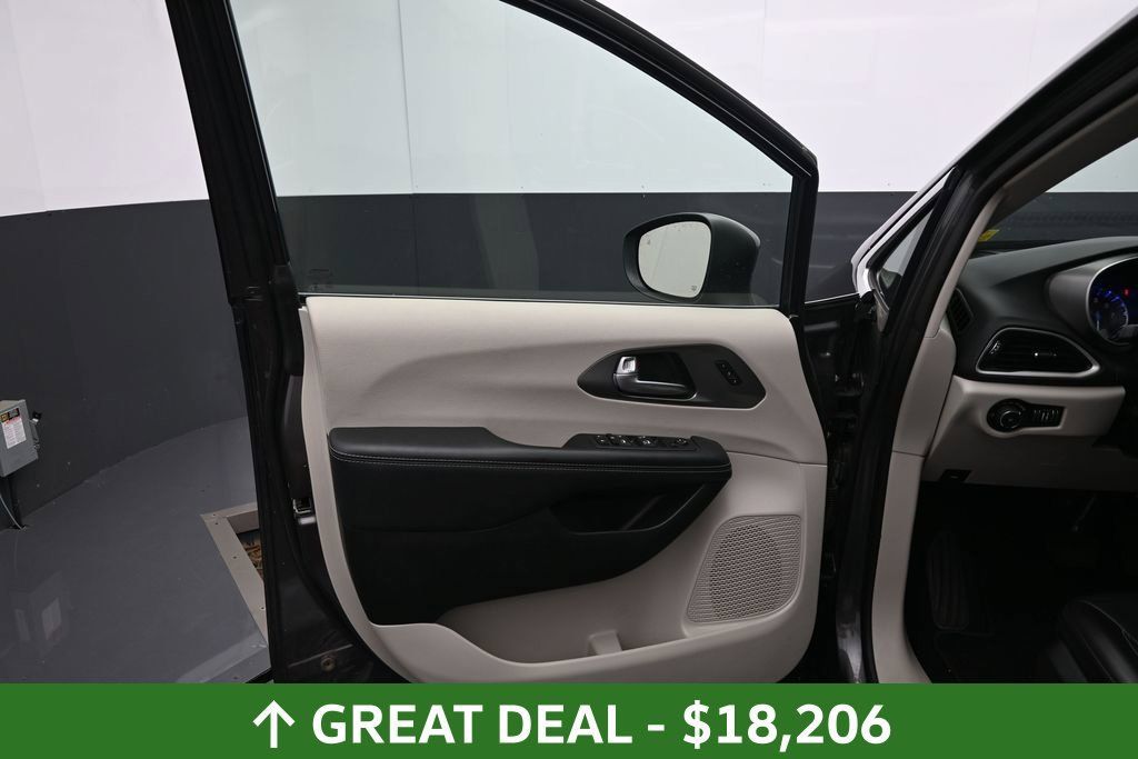 Used 2023 Chrysler Pacifica Touring-L FWD image 20