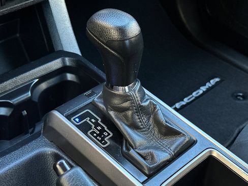 Used 2022 Toyota Tacoma TRD Off-Road image 19