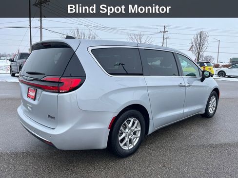 Used 2024 Chrysler Pacifica Touring-L image 6