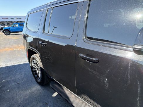 Used 2024 Jeep Wagoneer 4WD w/ Premium Group I image 5