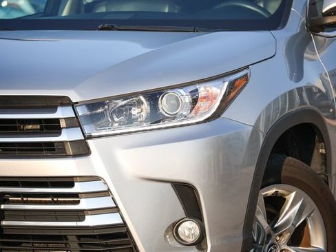Used 2017 Toyota Highlander Limited AWD/4WD image 18