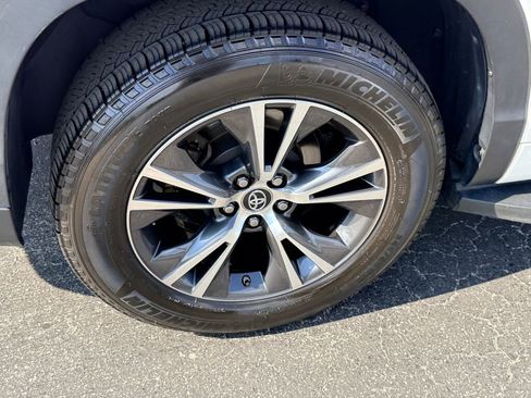 Used 2017 Toyota Highlander LE image 12