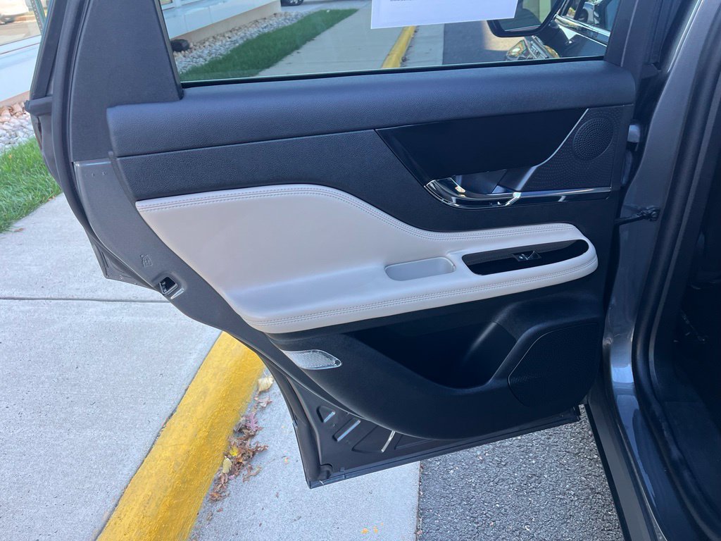 Used 2025 Lincoln Corsair AWD image 18