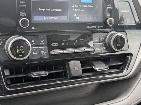 Used 2022 Toyota Highlander XLE FWD image 20