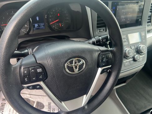 Used 2017 Toyota Sienna LE image 12