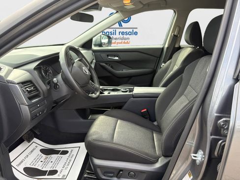 Used 2025 Nissan Rogue SV image 8