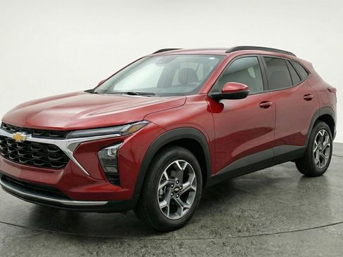 Used 2025 Chevrolet Trax LT w/ LT Convenience Package FWD image 2