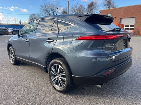 Used 2021 Toyota Venza LE image 3